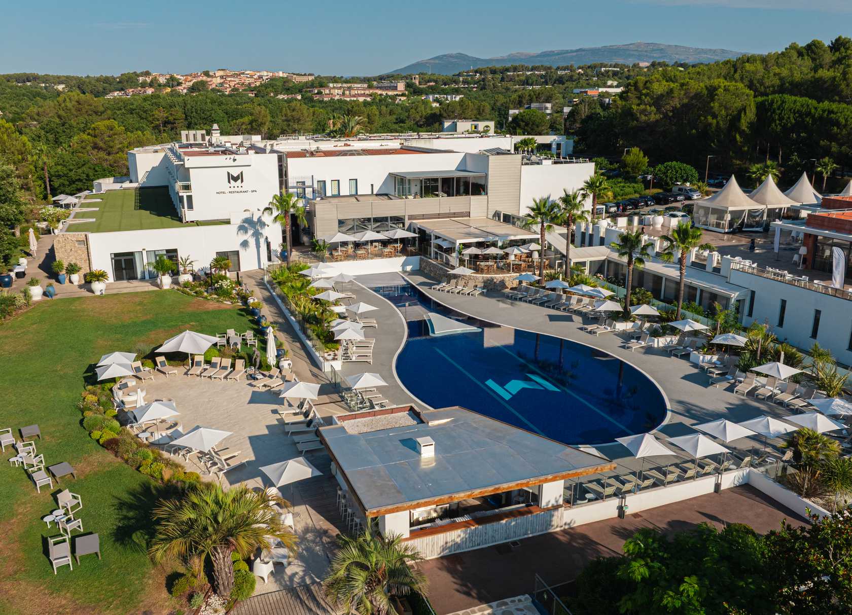 Vue aérienne du resort, ses piscines et son parc