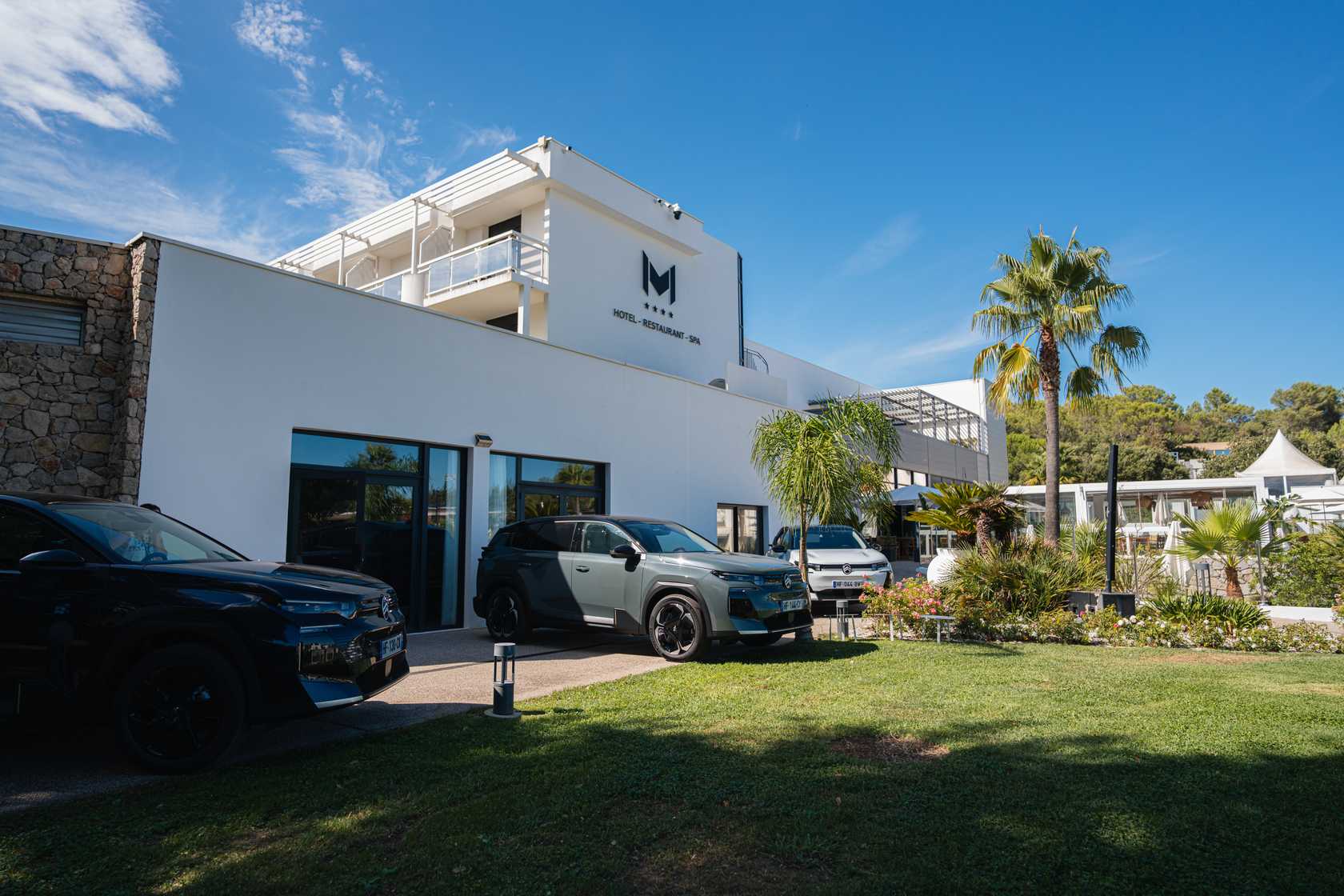 Véhicules Citroën mis en scène dans les jardins du resort