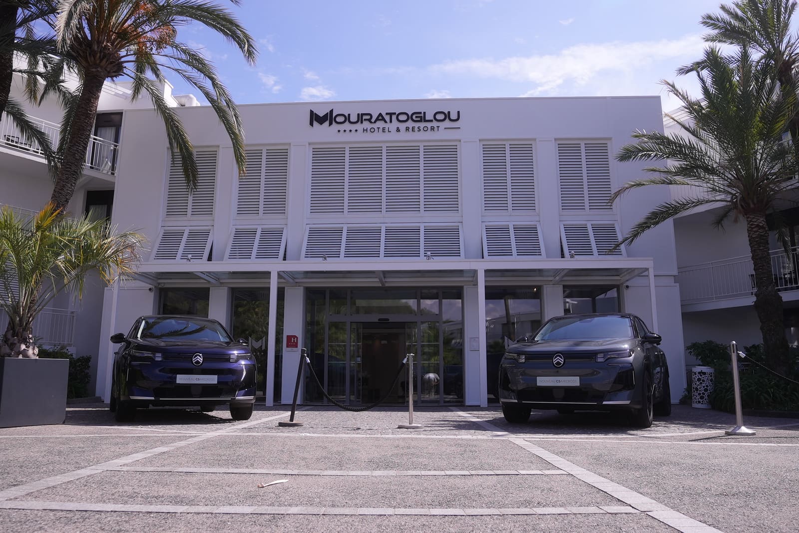 Véhicules Citroën exposés devant la façade du resort