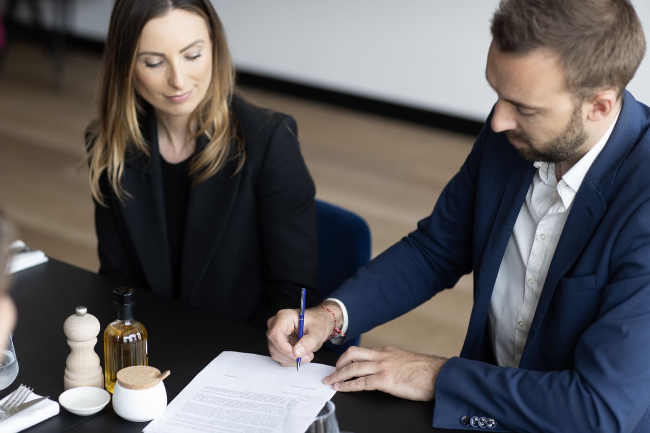 Signature d'un contrat autour d'une table, au resort